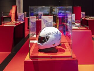 Das Foto zeigt den Helm vom Felicitas Oefelein in der Ausstellung "American Dreams" im Haus der Geschichte Baden-Württemberg in Stuttgart