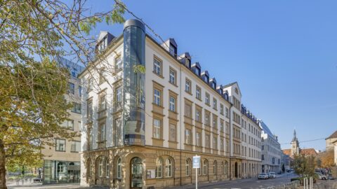 Außenansicht des Gebäudes in der Stuttgarter Dorotheenstraße aus Richtung des Charlottenplatzes.