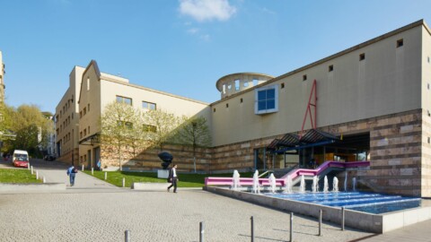 Außenaufnahme des Hauses mit Springbrunnen