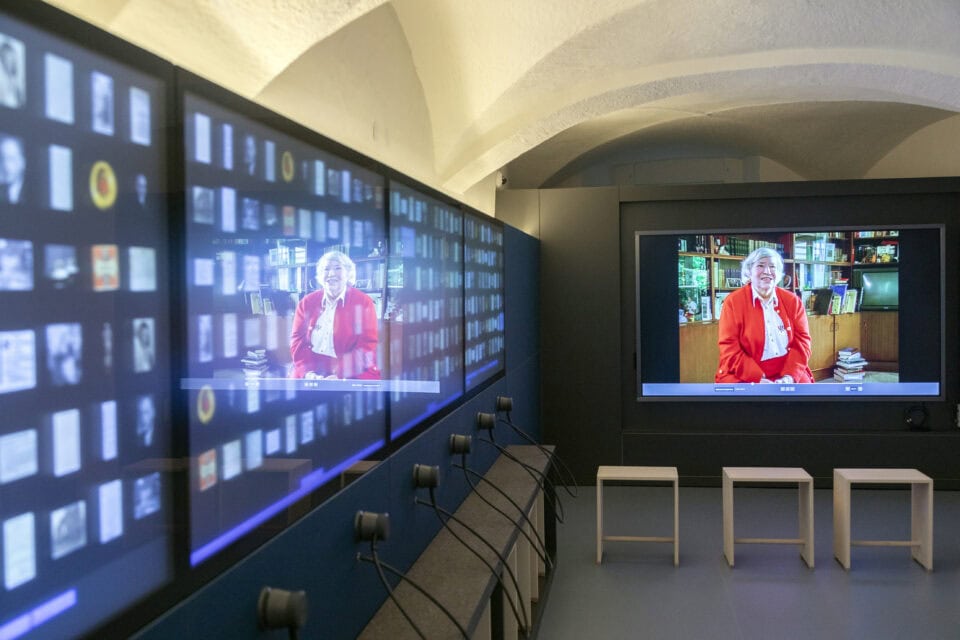 Bildschirme mit Interviewausschnitten in der Ausstellung Die Einsteins
