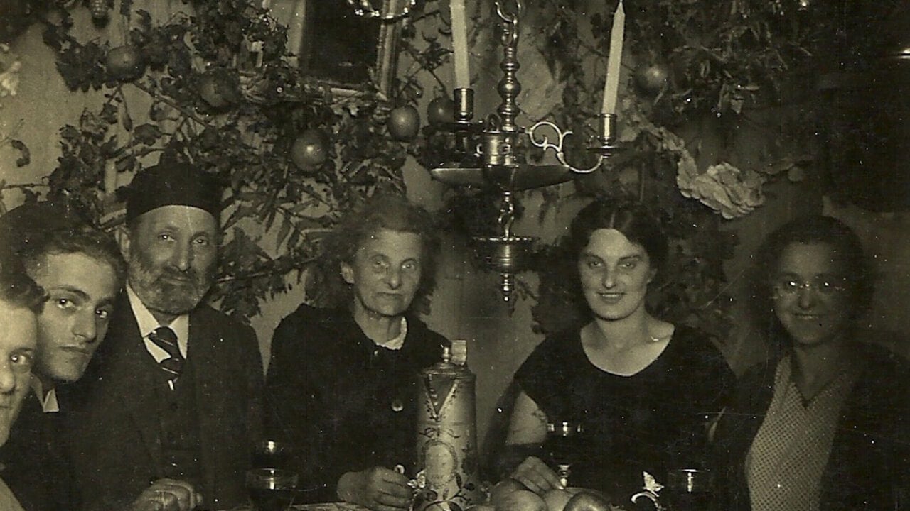Schwarz-weiß Foto: Familie Wohl sitzt am Tisch zusammen
