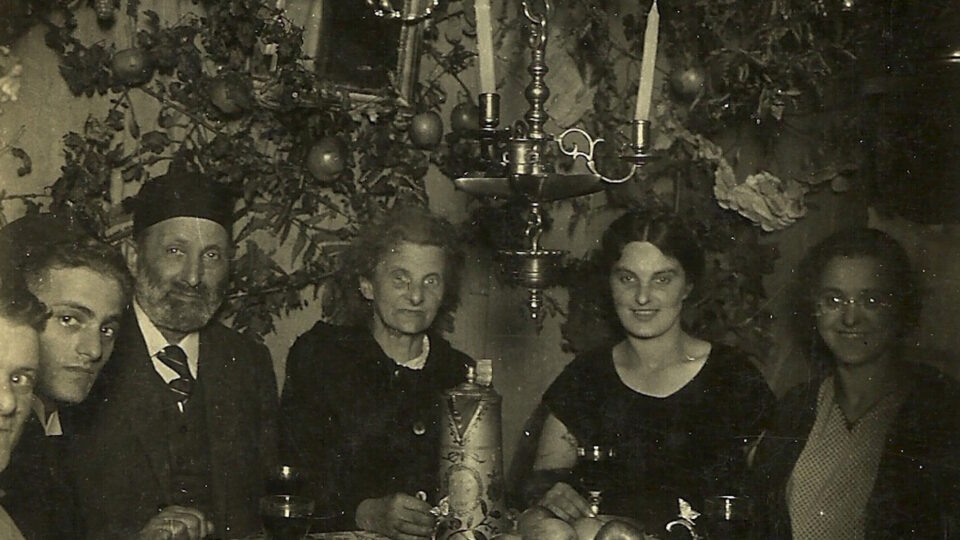 Schwarz-weiß Foto: Familie Wohl sitzt am Tisch zusammen