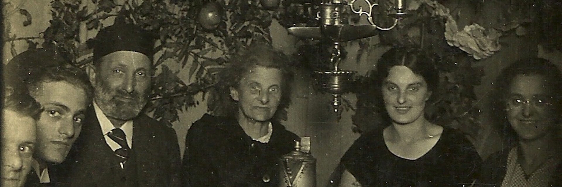 Schwarz-weiß Foto: Familie Wohl sitzt am Tisch zusammen