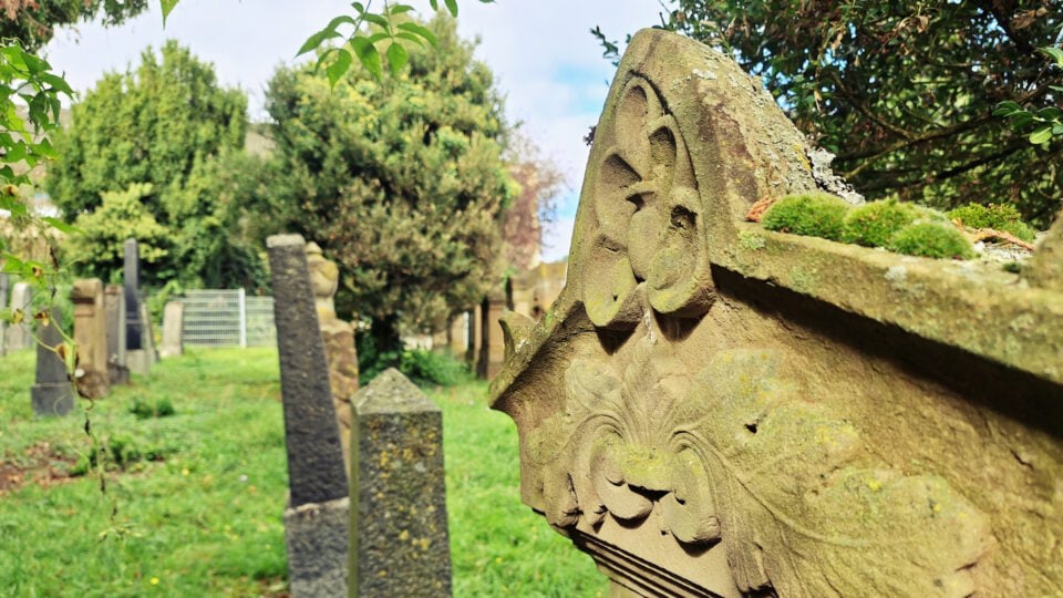 Grabsteine auf dem jüdischen Friedhof Schlutern