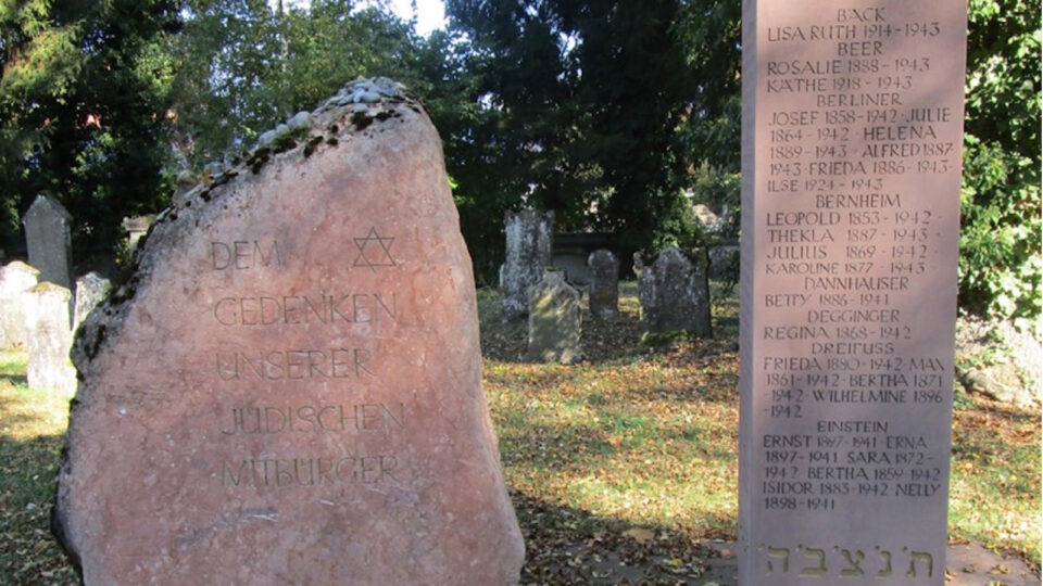 Zwei Gedenksteine auf dem jüdischen Friedhof in Bad Buchau: auf dem rechten stehen Namen und Geburtsdaten, auf dem linken "Dem Gedenken unserer jüdischen Mitbürger"