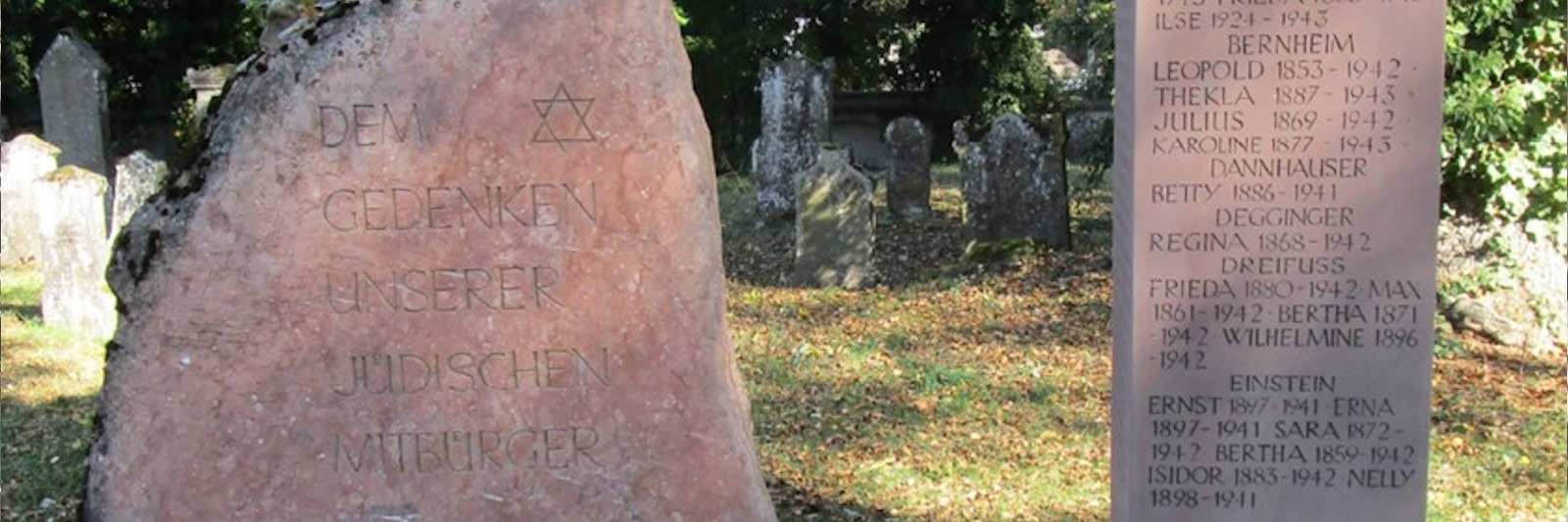 Zwei Gedenksteine auf dem jüdischen Friedhof in Bad Buchau: auf dem rechten stehen Namen und Geburtsdaten, auf dem linken "Dem Gedenken unserer jüdischen Mitbürger"