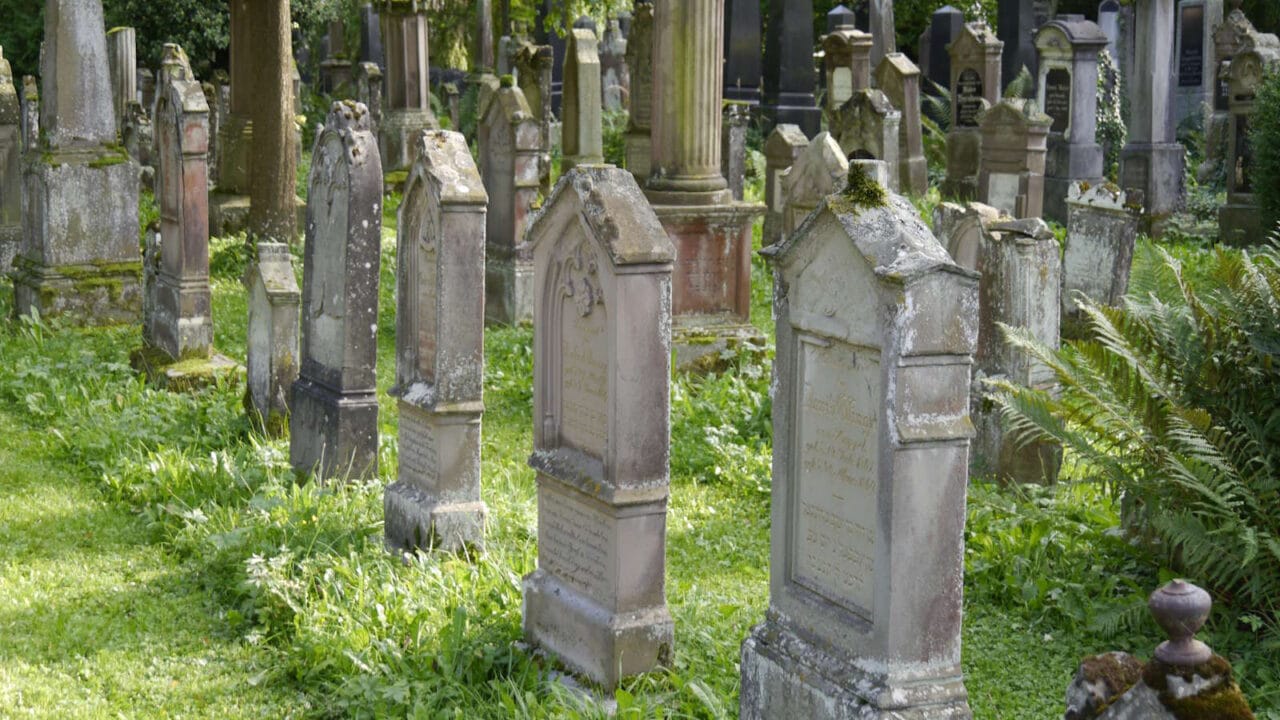Grabsteine mehrerer Grabreihen auf dem jüdischen Friedhof in Bad Buchau
