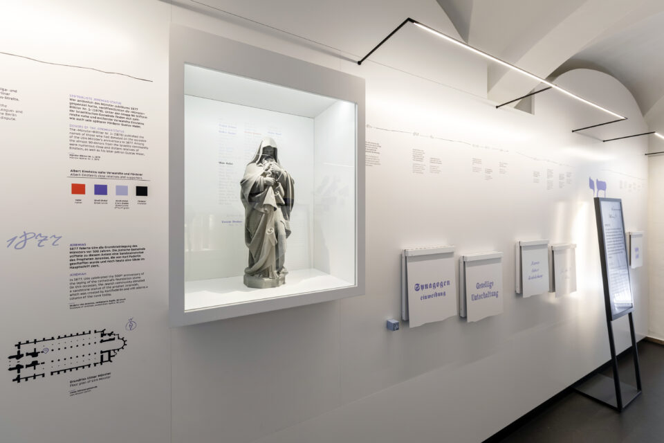 Exponat Jeremias-Statue hinter Glas in der Ausstellung Die Einsteins