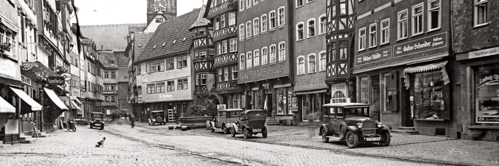 Stadtzentrum Wertheim 1928: Autos stehen auf dem Markplatz vor Häuserfasaden