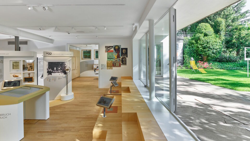 Ausstellung im Theodor Heuss Haus außen und innen mit Exponaten und interaktiven Bedienfeldern