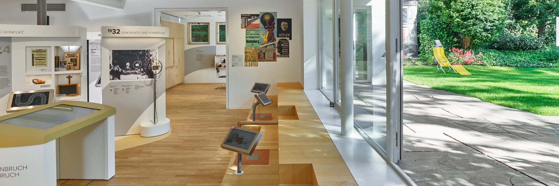 Ausstellung im Theodor Heuss Haus außen und innen mit Exponaten und interaktiven Bedienfeldern