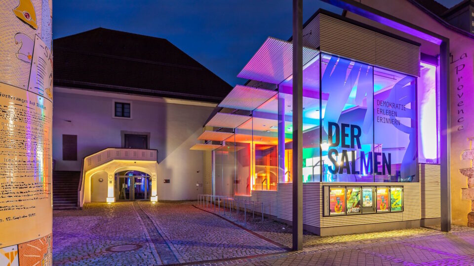 Eingangsbereich des Erinnerungsorts Der Salmen in der Dämmerung
