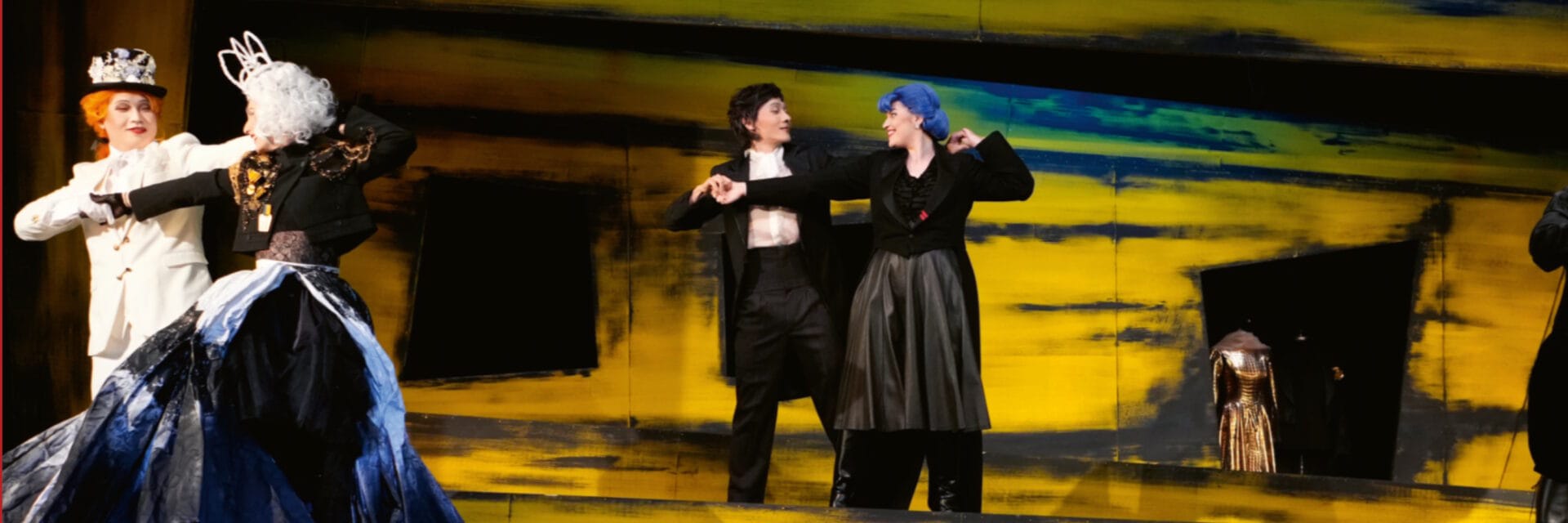 Opernsänger der Oper Linz tanzen auf der Bühne