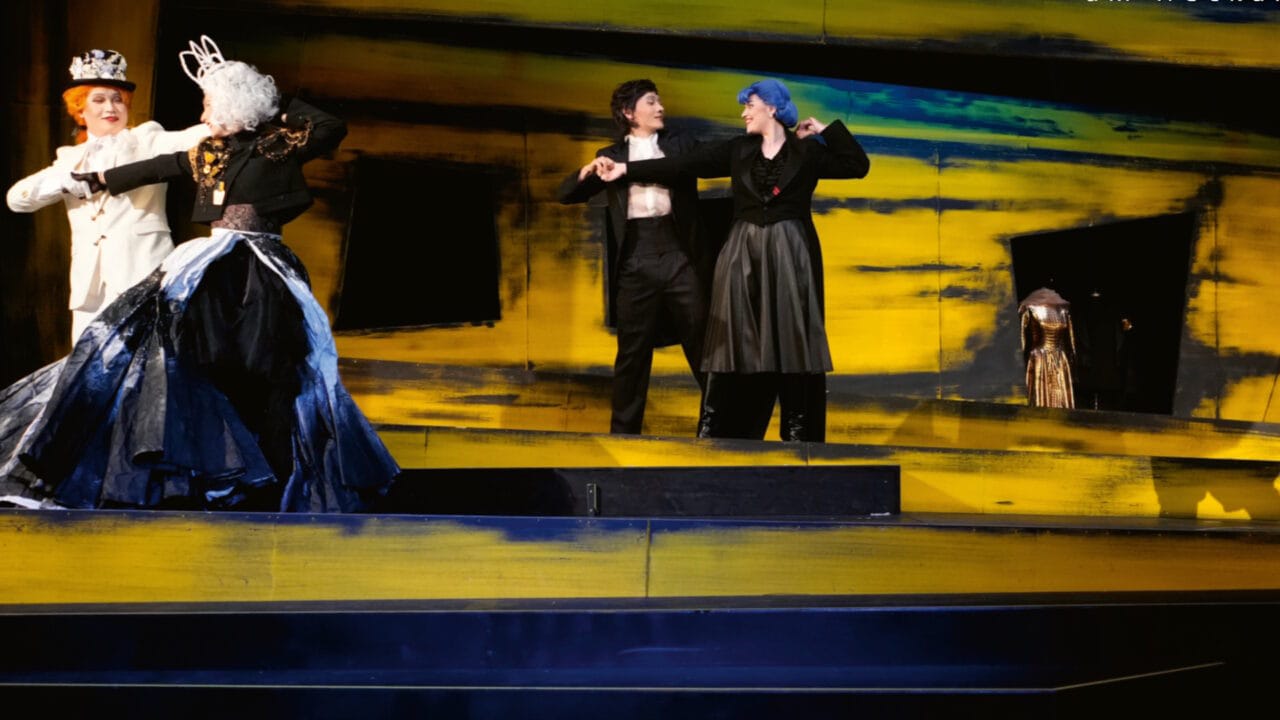 Opernsänger der Oper Linz tanzen auf der Bühne