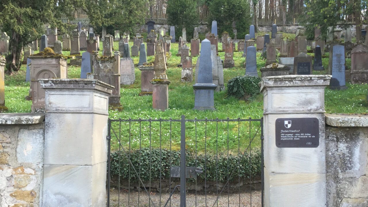 Tor zum Jüdischen Friedhof in Hechingen mit Grabsteinen im Hintergrund