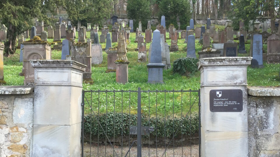 Tor zum Jüdischen Friedhof in Hechingen mit Grabsteinen im Hintergrund
