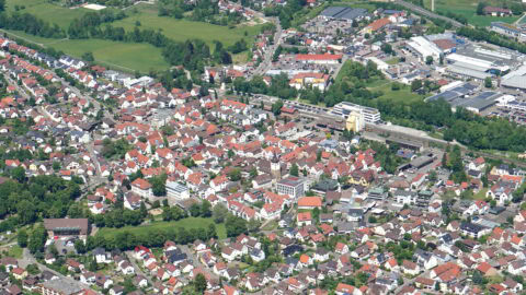 Das Ortszentrum von Leingarten, aufgenommen aus einem Tragschrauber aus einer Höhe von rund 2300 Fuß in Richtung Südost nach Nordwest.