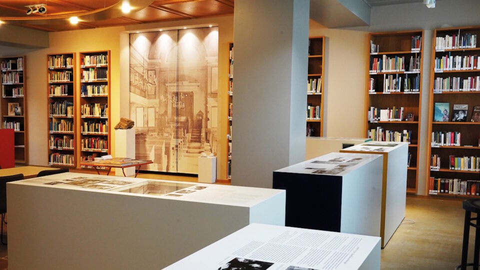 Ausstellungstische vor Bücherwänden in der Ehemaligen Synagoge Rexingen