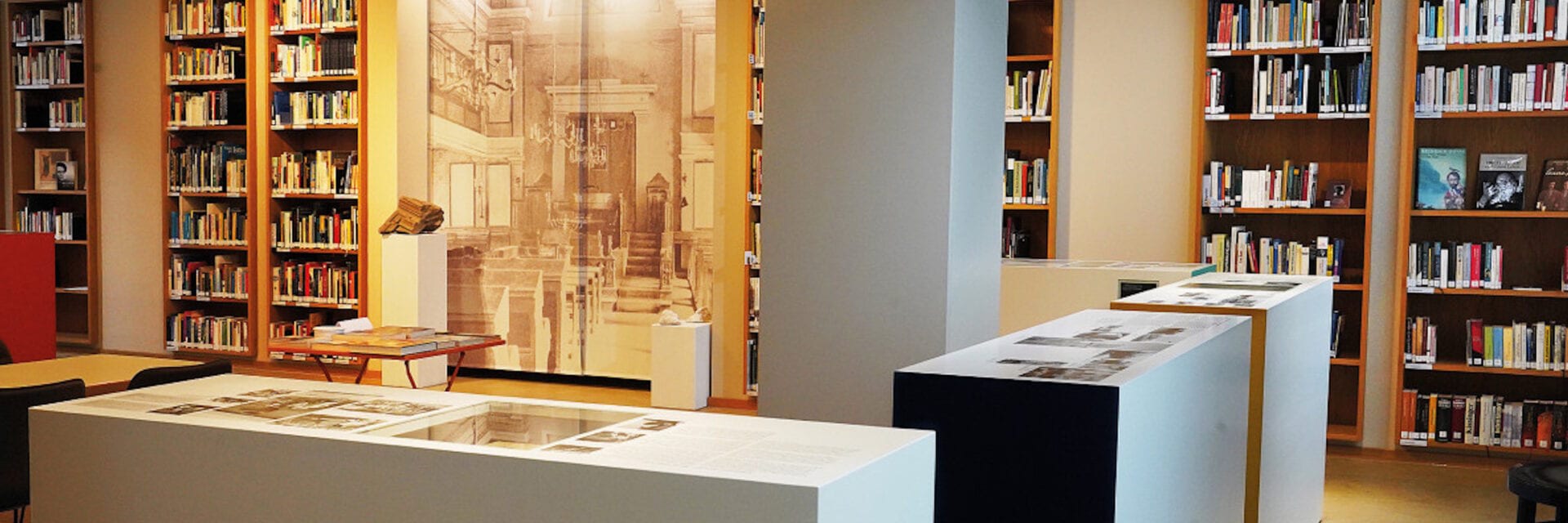 Ausstellungstische vor Bücherwänden in der Ehemaligen Synagoge Rexingen