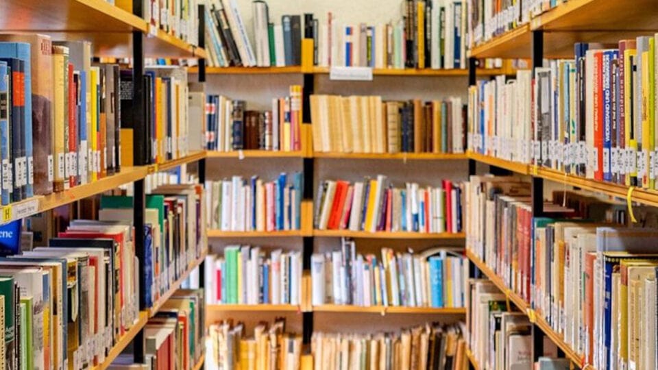 Bücherregale voller Literatur in der Bücherei des Judentums in Buchen