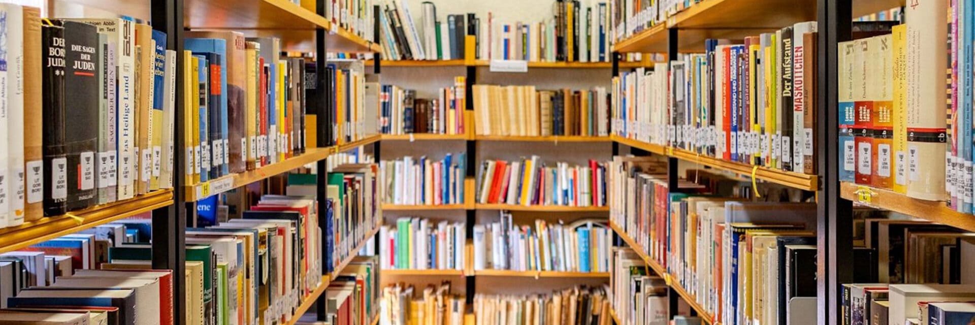Bücherregale voller Literatur in der Bücherei des Judentums in Buchen