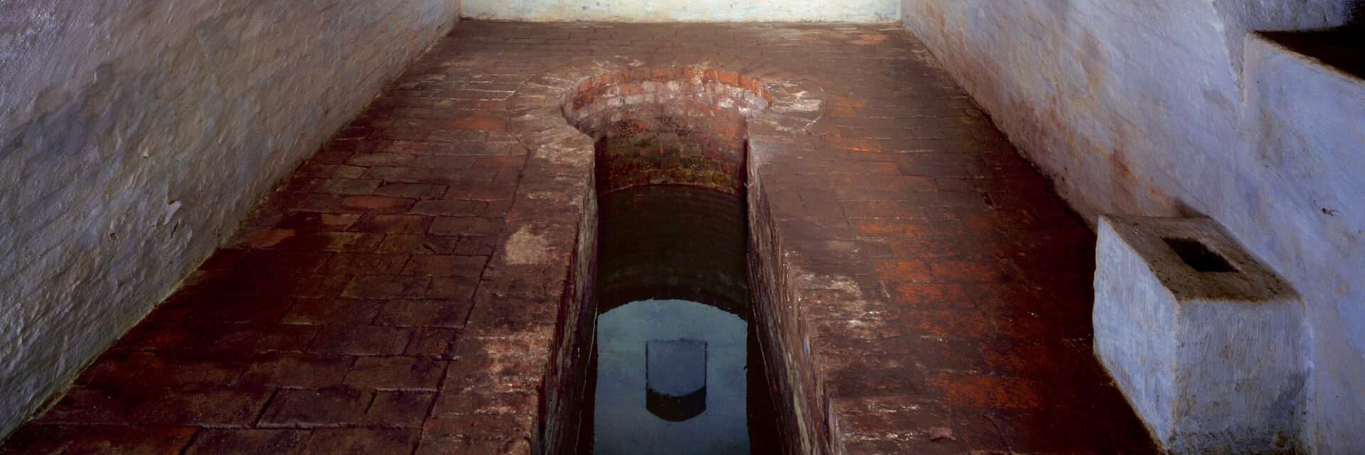 Mikwe Wörlitz: Wasser in der Mikwe in einem runden geweißelten Kellerraum