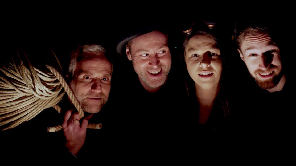 Musiker der Gruppe Yankeles: Hell beleuchtete Gesichter vor dunklem Hintergrund