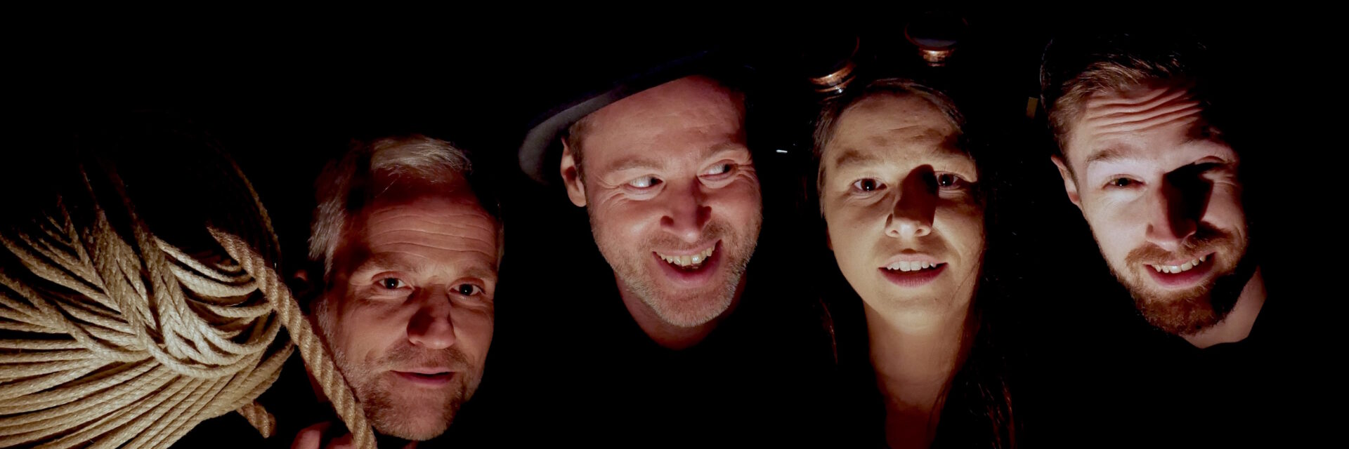 Musiker der Gruppe Yankeles: Hell beleuchtete Gesichter vor dunklem Hintergrund