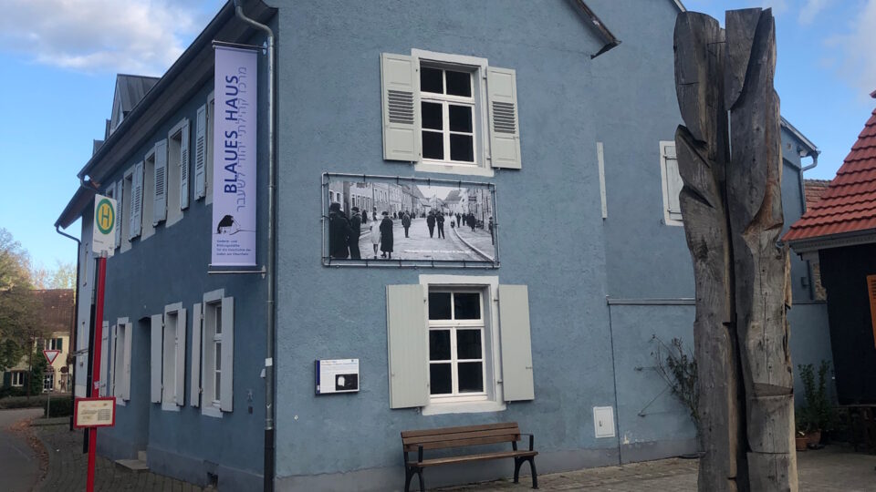 Blaues Haus in Breisach am Thein von außen