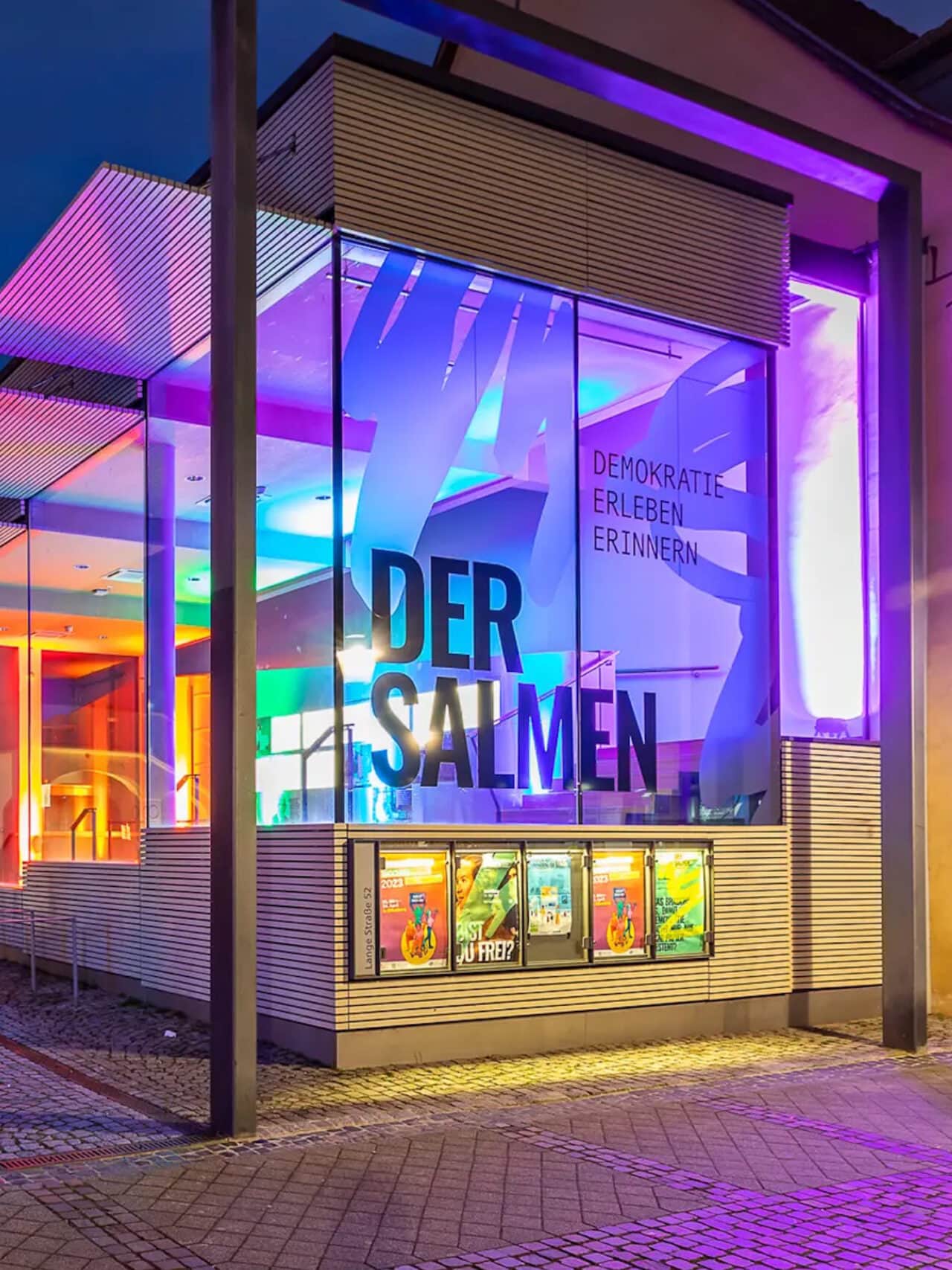 Eingangsbereich des Erinnerungsorts Der Salmen in der Dämmerung