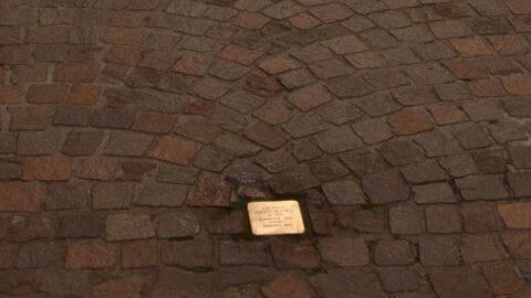 Stolperstein in Wertheim zwischen Kopfsteinpflaster