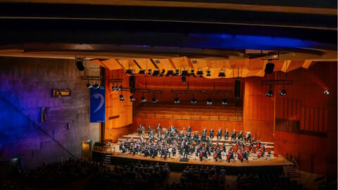 Stuttgarter Philharmoniker auf der Bühne in der Liederhalle Stuttgart vor Publikum