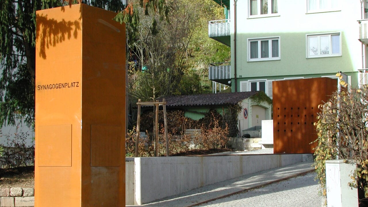 Hohe Stahlstele als Denkmal am Synagogenplatz in Tübingen