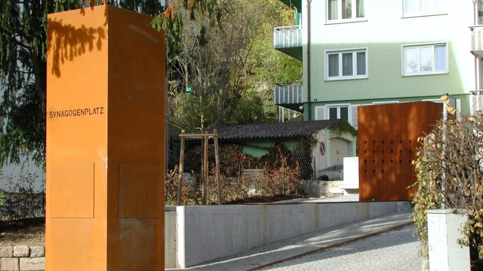 Hohe Stahlstele als Denkmal am Synagogenplatz in Tübingen