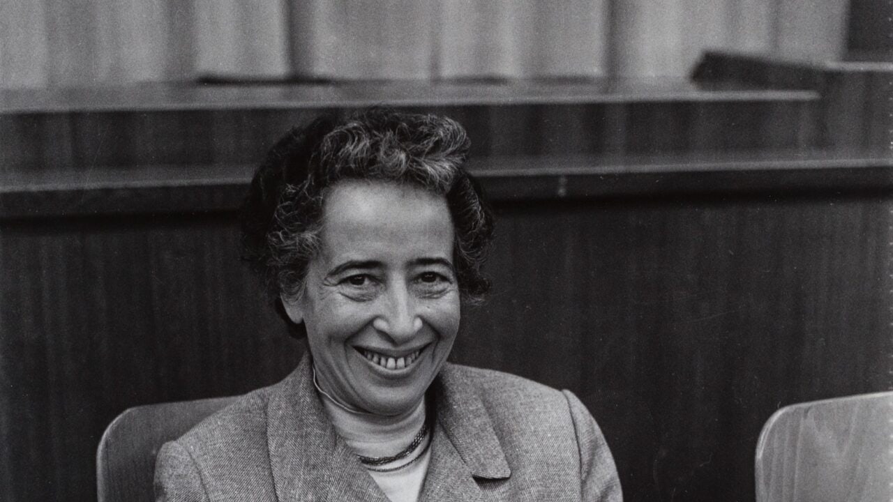 schwarz-weiß Foto von Hannah Arendt lächelnd