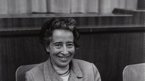 schwarz-weiß Foto von Hannah Arendt lächelnd