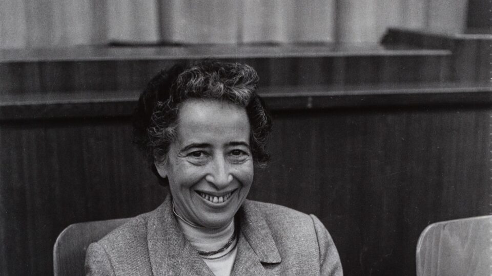 schwarz-weiß Foto von Hannah Arendt lächelnd